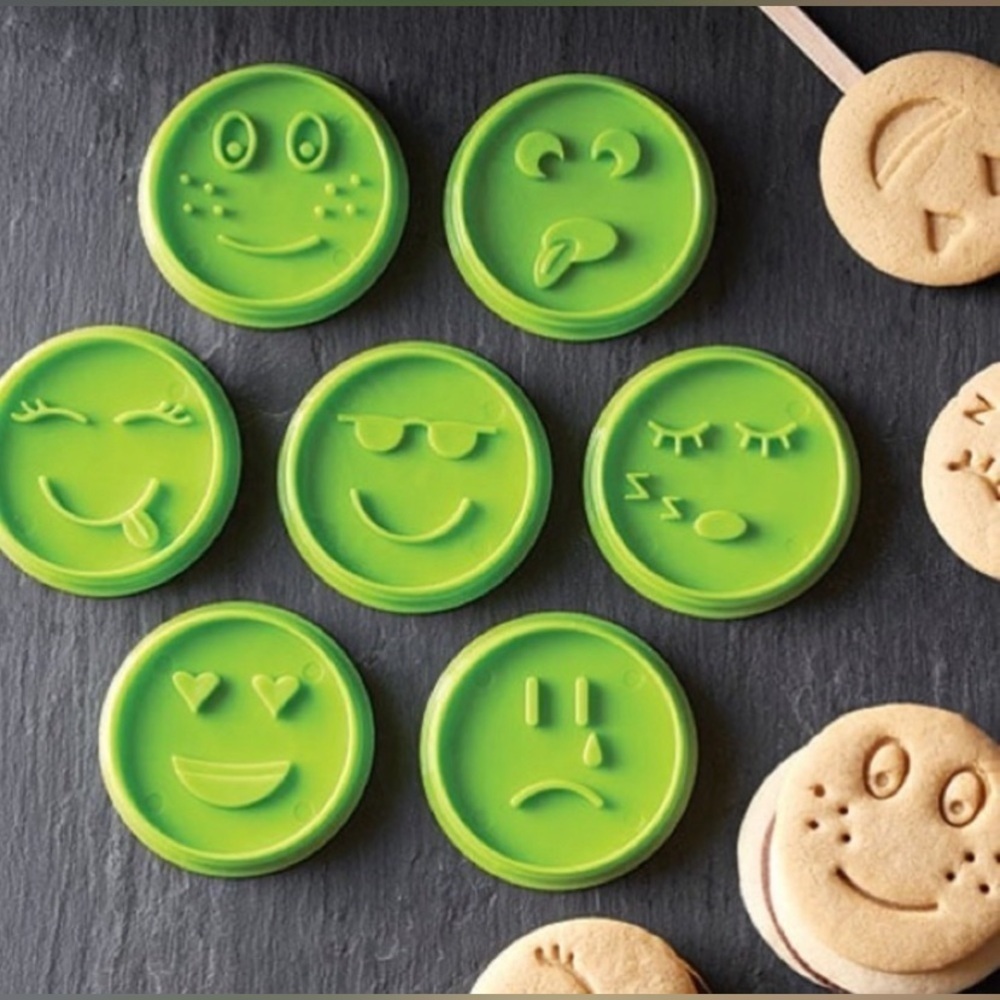 Nwt Pampered Chef Emoji Cookie Cutters set.